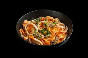 Папарделле с кальмарами и грибами